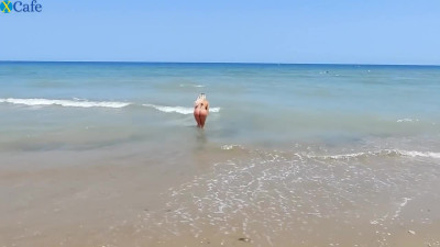 Guy picks up a curvy girl on a public beach and fucks her