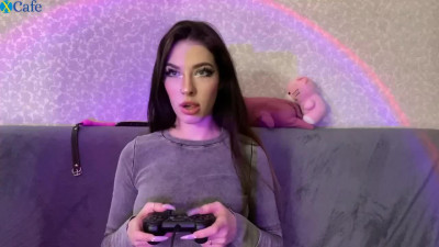 Gamer girl gets hungry for her boyfriend's cock in her mouth