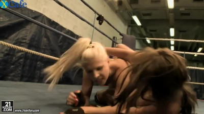 Nasty babes Brandy Smile and Valery Summers make love after fighting on the ring