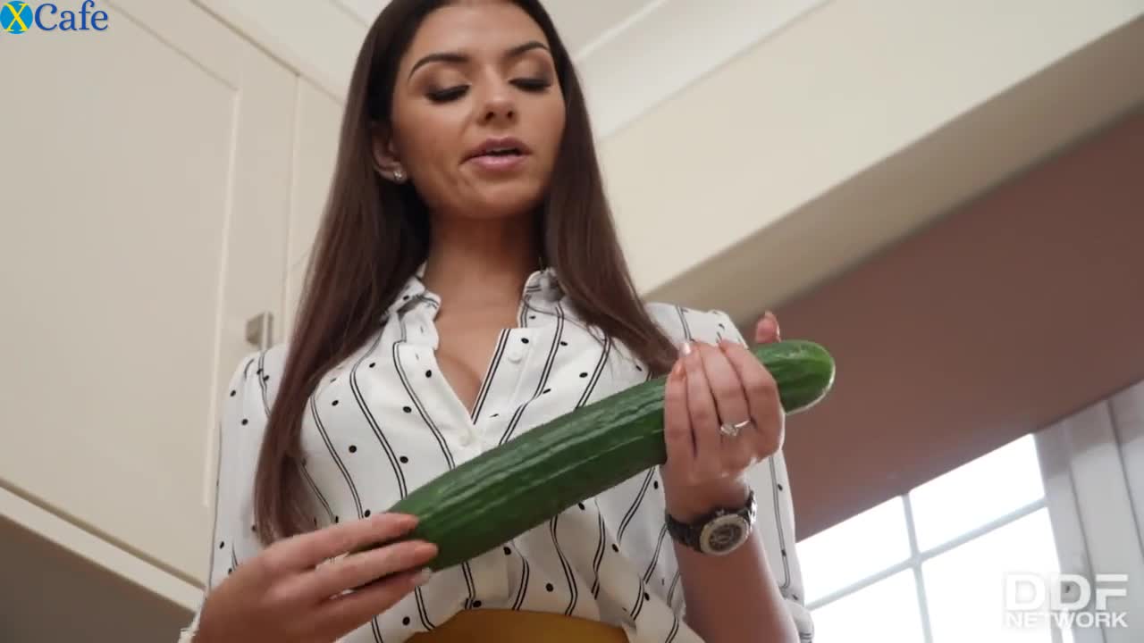 Watch Busty housewife in sexy lingerie uses a cucumber for her awesome solo show Free Porn Videos | ePornRest.