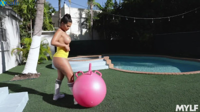 Sporty spoiled hoe with big bubble ass is fucked on the fit ball outdoors