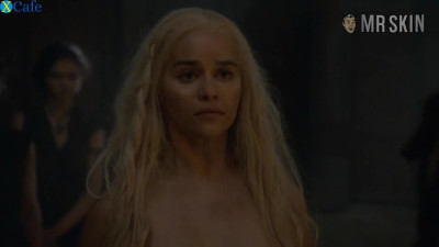 Attractive blondie Emilia Clarke never minds flashing her sexy nude body