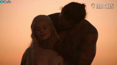 Nice titties of sexy blondie Emilia Clarke are flashed outdoors