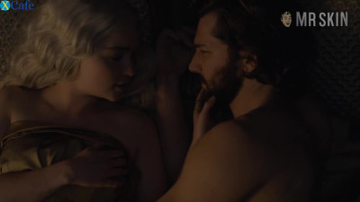 Passionate kissing and bed scene with gorgeous blondie Emilia Clarke