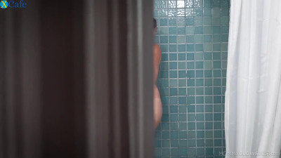 Having taken a shower slutty buxom Melanie Hicks gives awesome blowjob