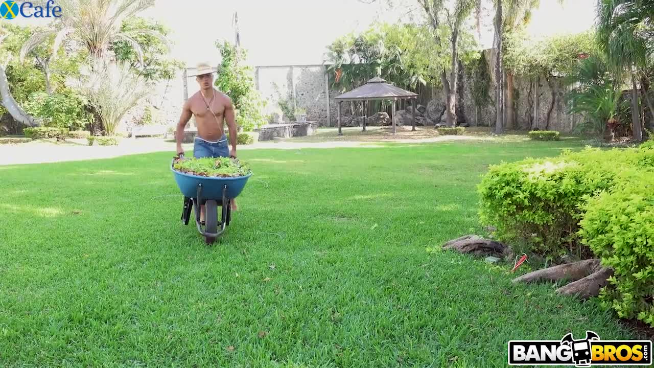 Watch Horn-mad nun Yudi Pineda rides strong cock so darn great outdoors Free Porn Videos | ePornRest.