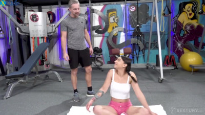 Sporty wild chick Matilde Ramos is eager to get anus fucked in the gym