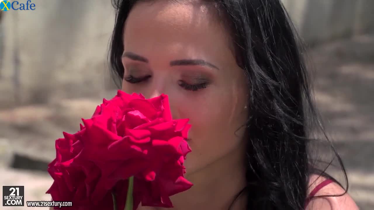 Watch Beautiful girl Nicole Love gets a bouquet of roses and hard double penetration Free Porn Videos | ePornRest.