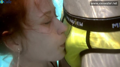 Amazing Hungarian diver Minnie Manga gives a good BJ underwater