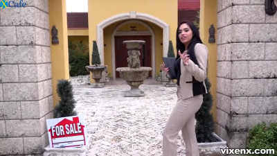 Lucky customer is able to fuck juicy cunt of real estate dealer Selena Santana