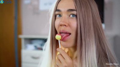 Teen babe can't decide what she likes more - a cumshot or a lollipop