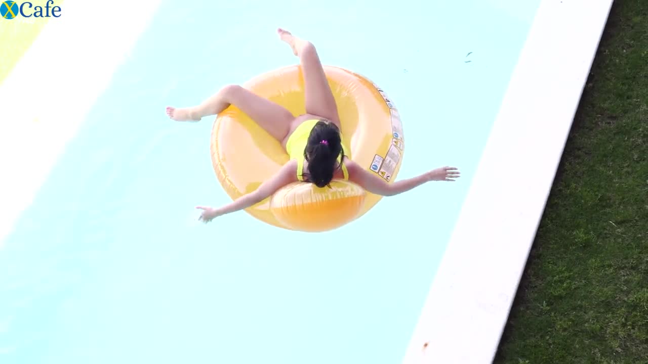 Watch Beautiful natural girl Lady Dee rubs her big clit by the swimming pool Free Porn Videos | ePornRest.