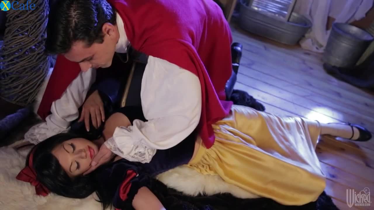 Watch Hottie in Snow White costume Riley Steele banged like there's no tomorrow Free Porn Videos | ePornRest.